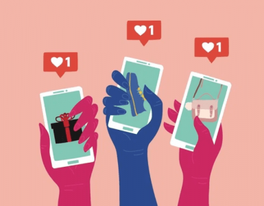 mãos segurando um celular no instagram reagindo com "curtir" em anúncios
